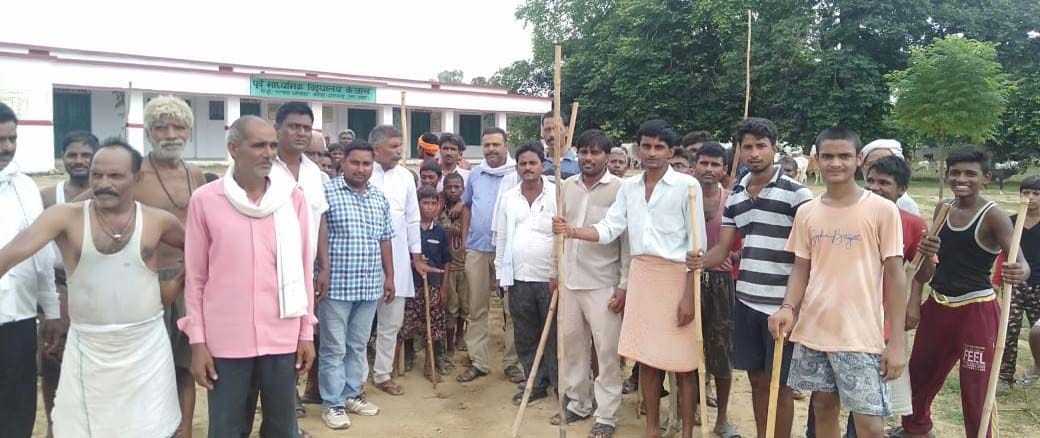 Locked in the gate by throwing stray cattle into school