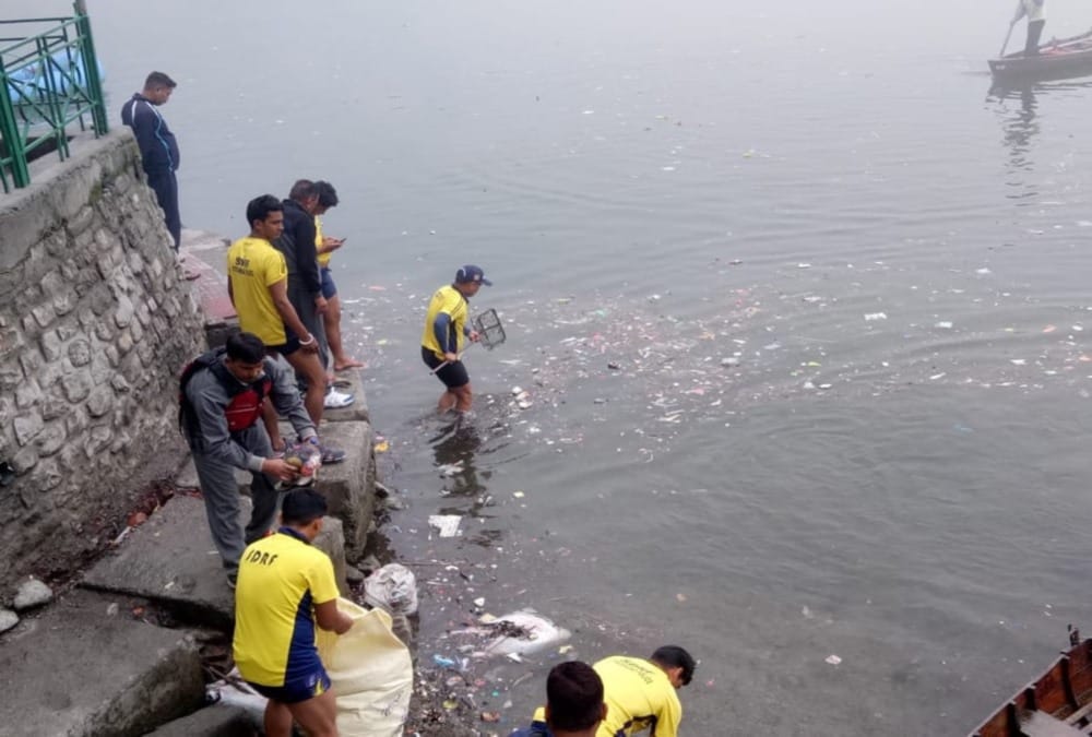 Sdrf Team Cleaning garbage from naini lake photos 