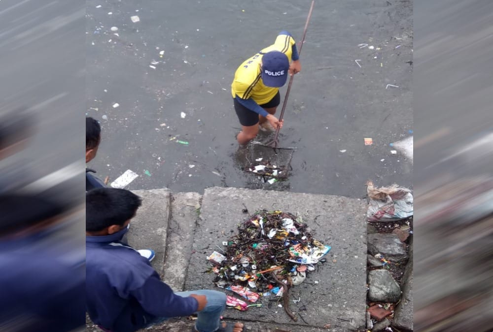 Sdrf Team Cleaning garbage from naini lake photos 