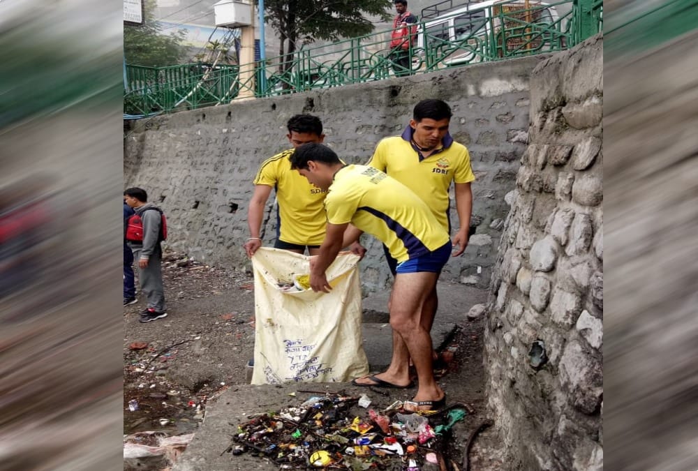 Sdrf Team Cleaning garbage from naini lake photos 