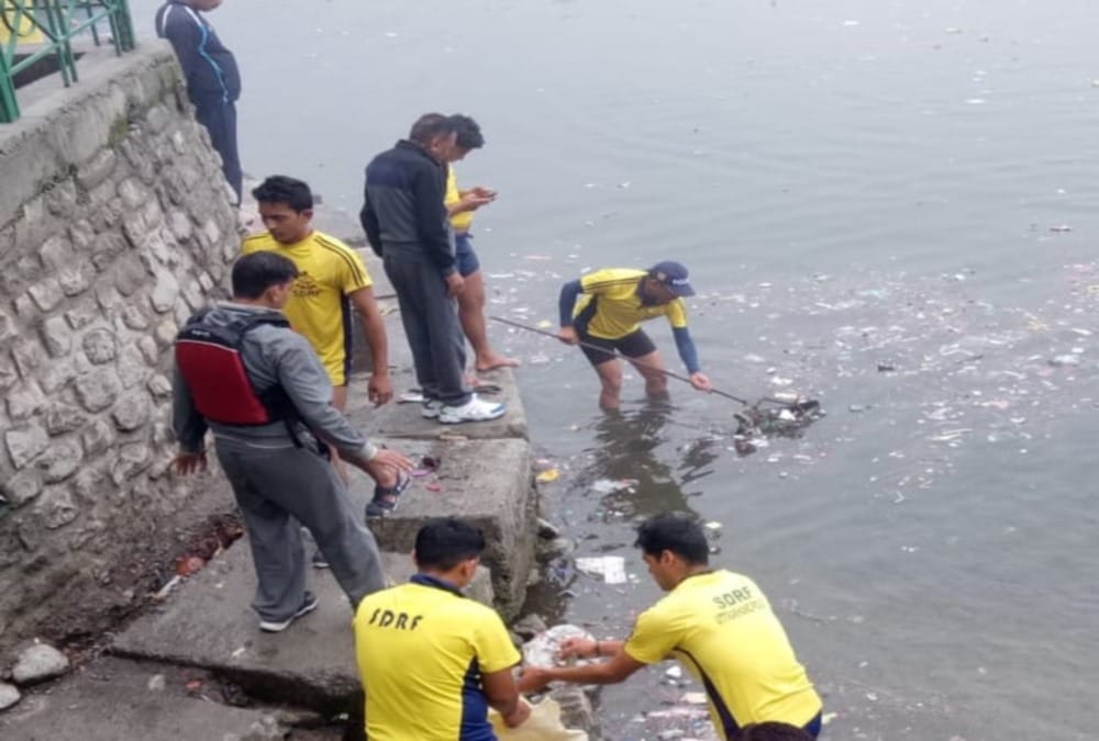 Sdrf Team Cleaning garbage from naini lake photos 