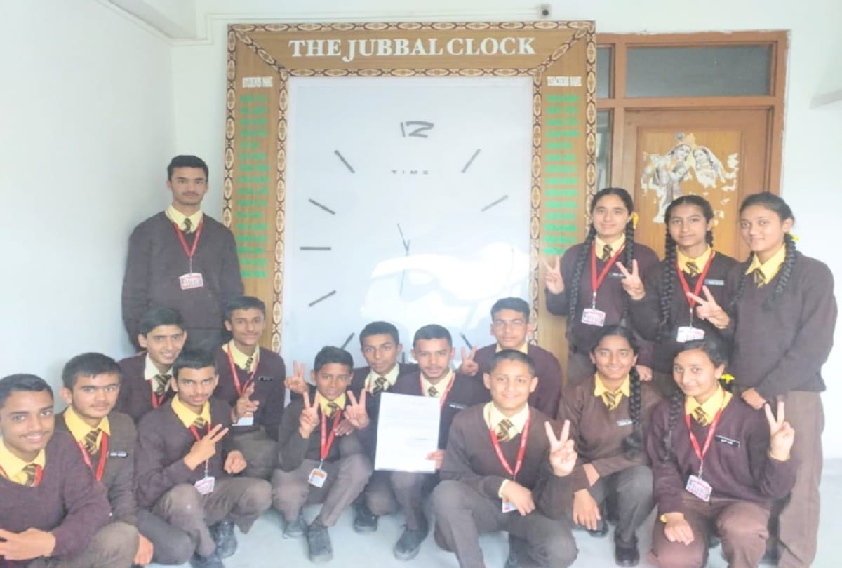 Students made 8 feet high wall clock in a week at Jubbal shimla