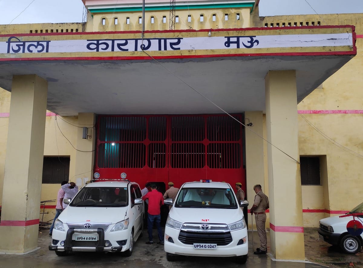 DM and SP Raid in Mau district jail 51 mobiles recovered