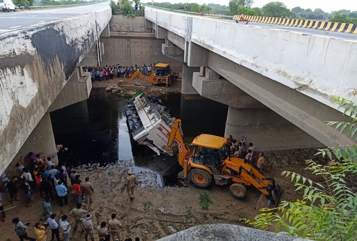 yamuna expressway News Today: bus accident due to over speed in agra uttar pradesh