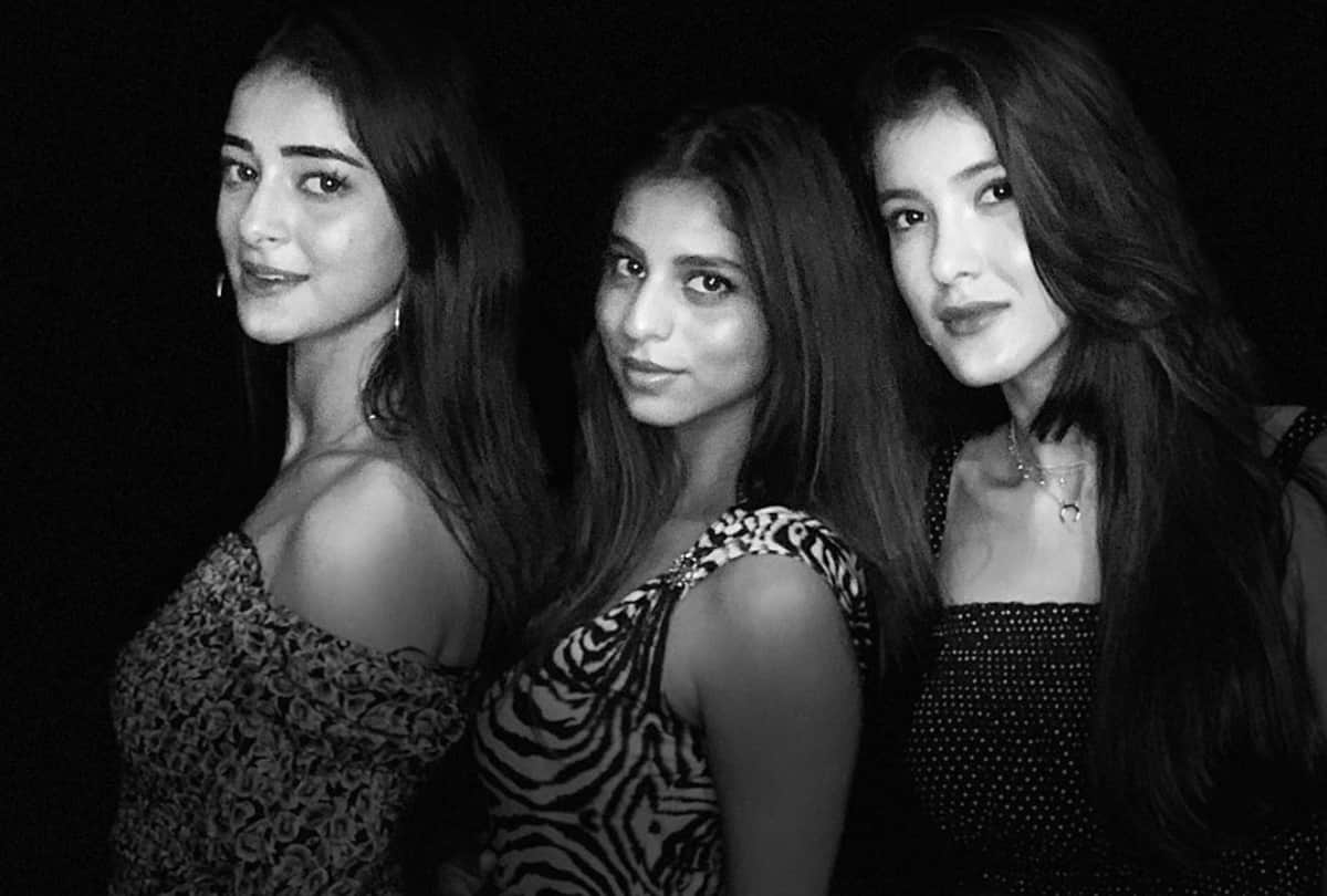 Shah Rukh Khan clicks Suhana Khan Ananya Panday and Shanaya Kapoor in a single frame