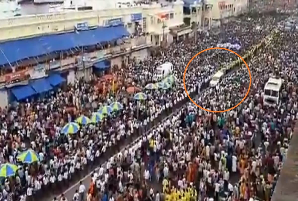 Devotees made human corridor for free ambulance movement during Puri Rath Yatra 2019