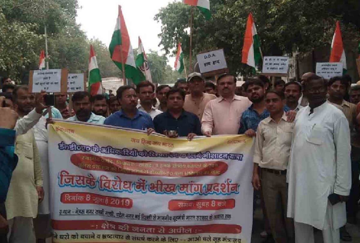 swaraj india protest by begging in patel nagar delhi