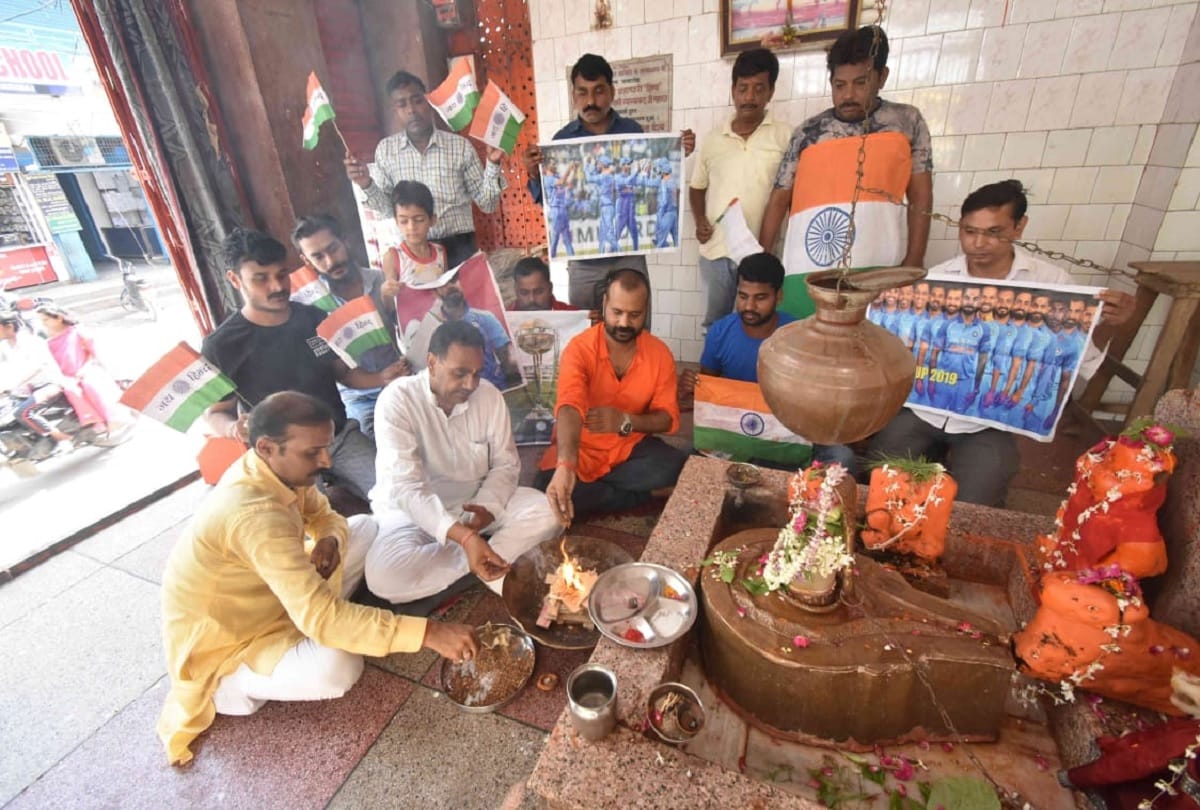 people offer prayers for team india in prayagraj