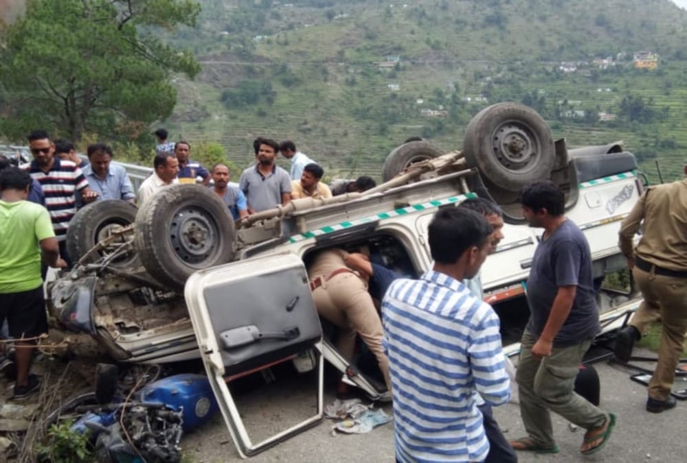 Bolero overturned during save bike in gopeshwar women dead 10 injured
