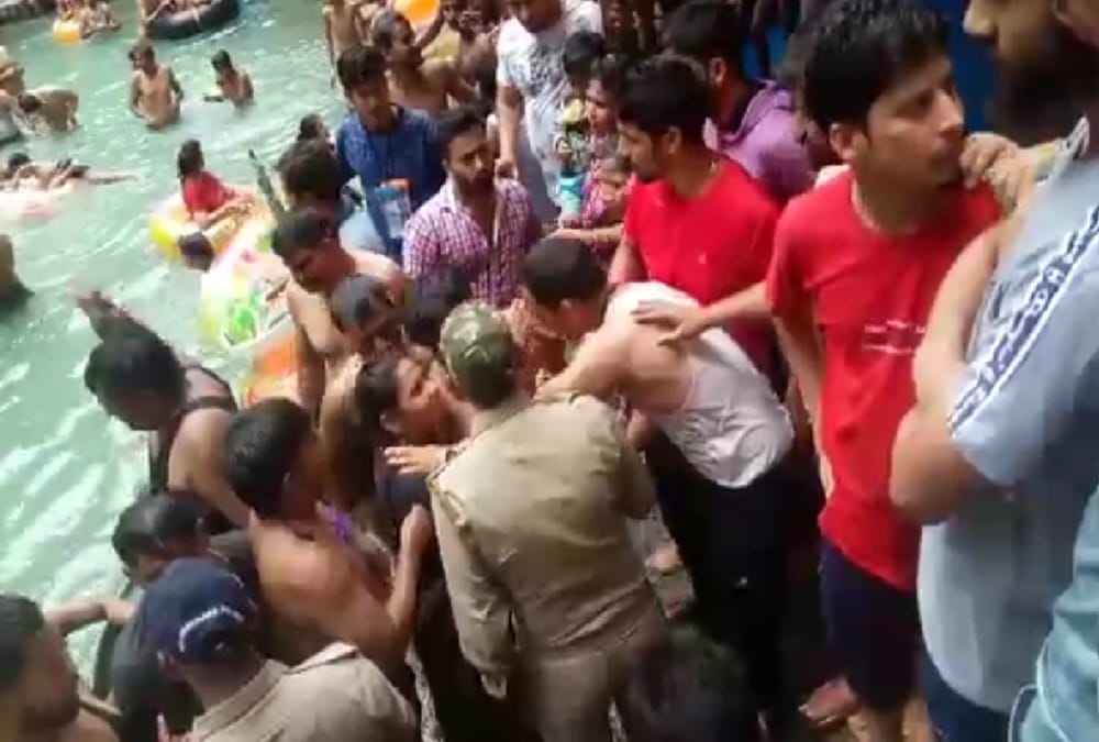 Fight between tourists and shopkeepers in Kamptee Fall mussoorie