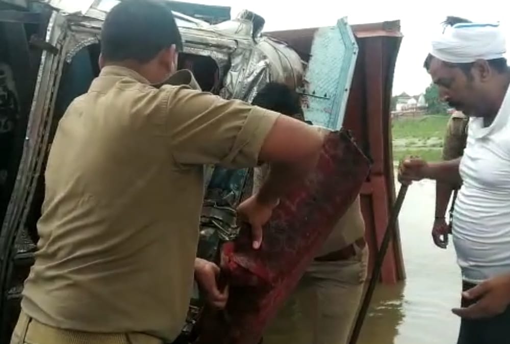 A DCM falls down in a river in Raebareli.