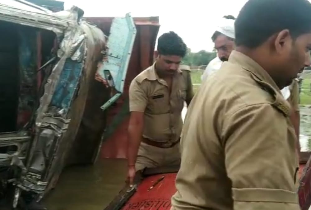 A DCM falls down in a river in Raebareli.