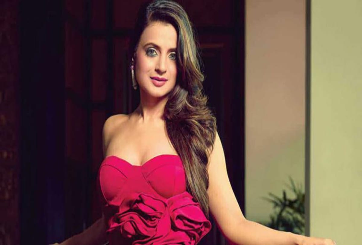 Ameesha Patel enjoys in pool wore a bikini