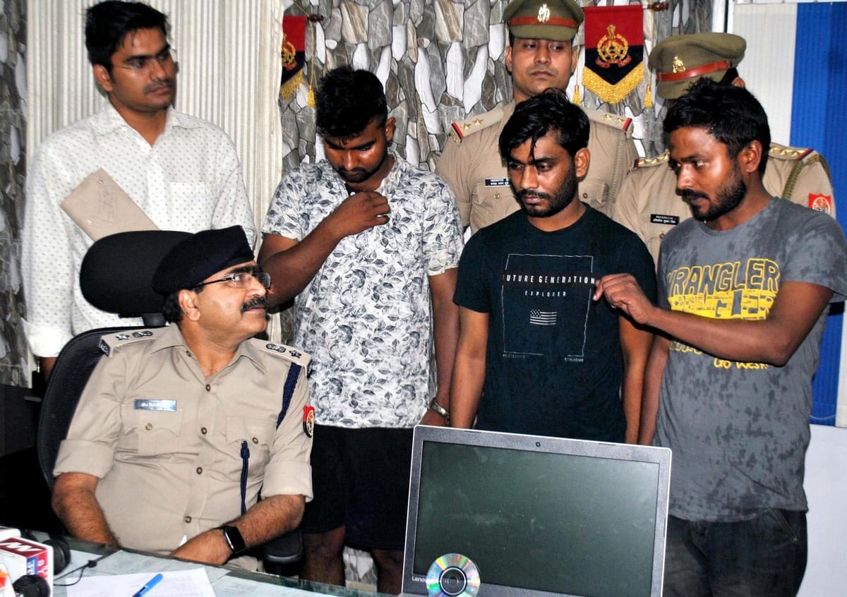 police arrest three cheater rupees withdrawals cloning ATM in azamgarh