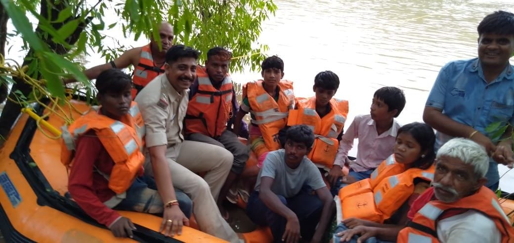 8 rescued from jamni river