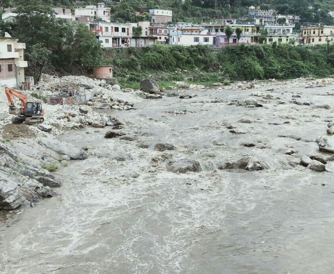 rain raises th water level of rivers
