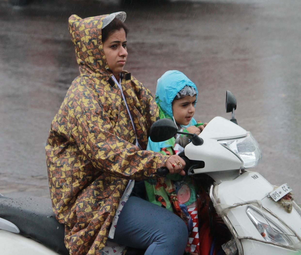 In the late rains, the storms of the city are lifted, roads are submerged