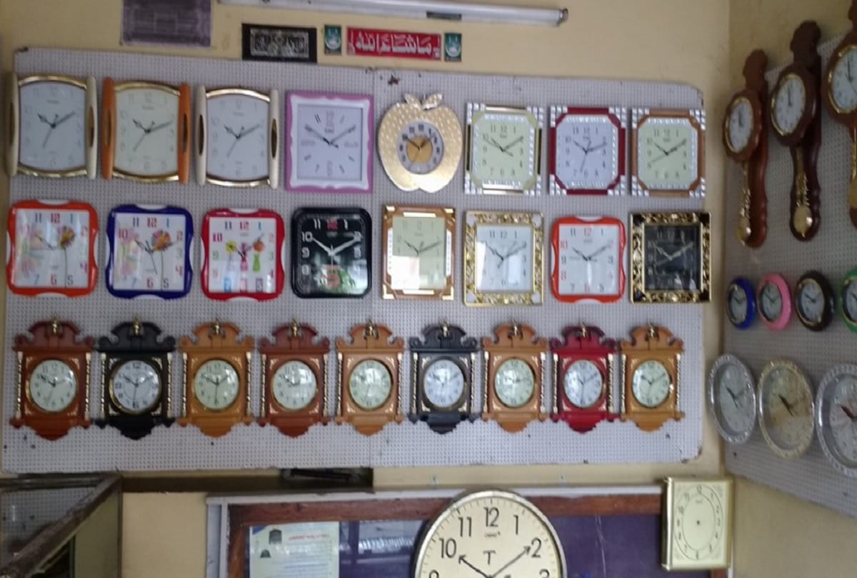 Why does the clock shows 10:10 time in advertisements heres the reasons