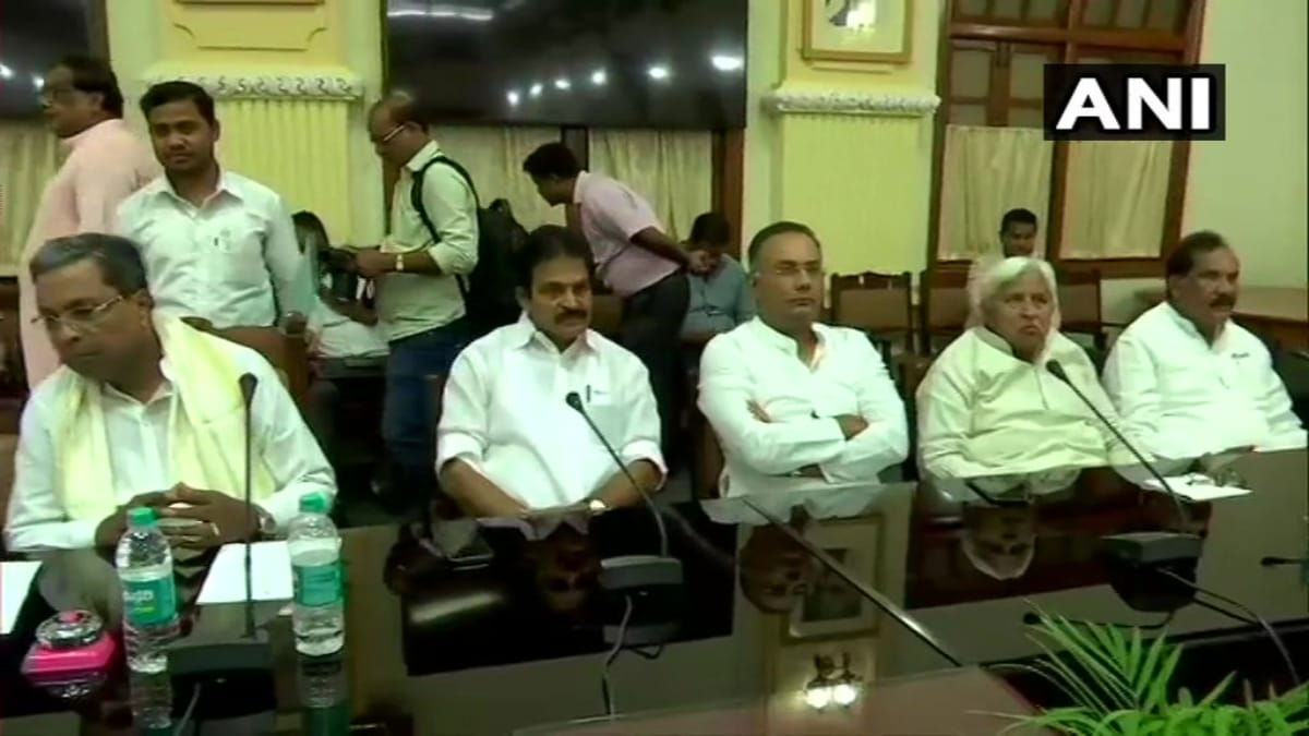 Karnataka government fight for survive, Rebel MLA'S move to Goa from Mumbai