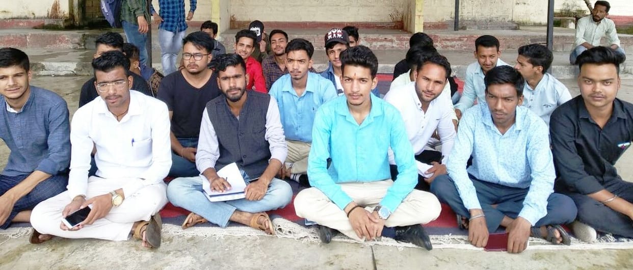 student angry for problum of digree college