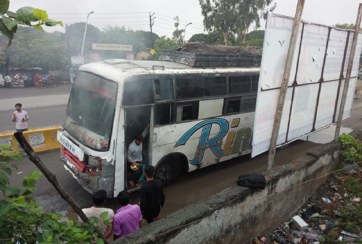 uttar pradesh news fire in private bus at bareilly