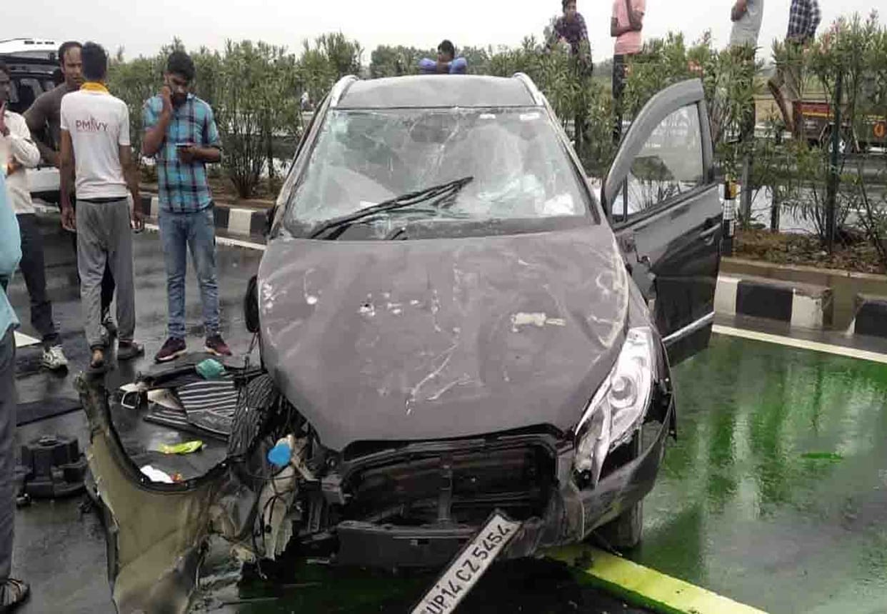 accident on Agra Lucknow Expressway, Three people injured