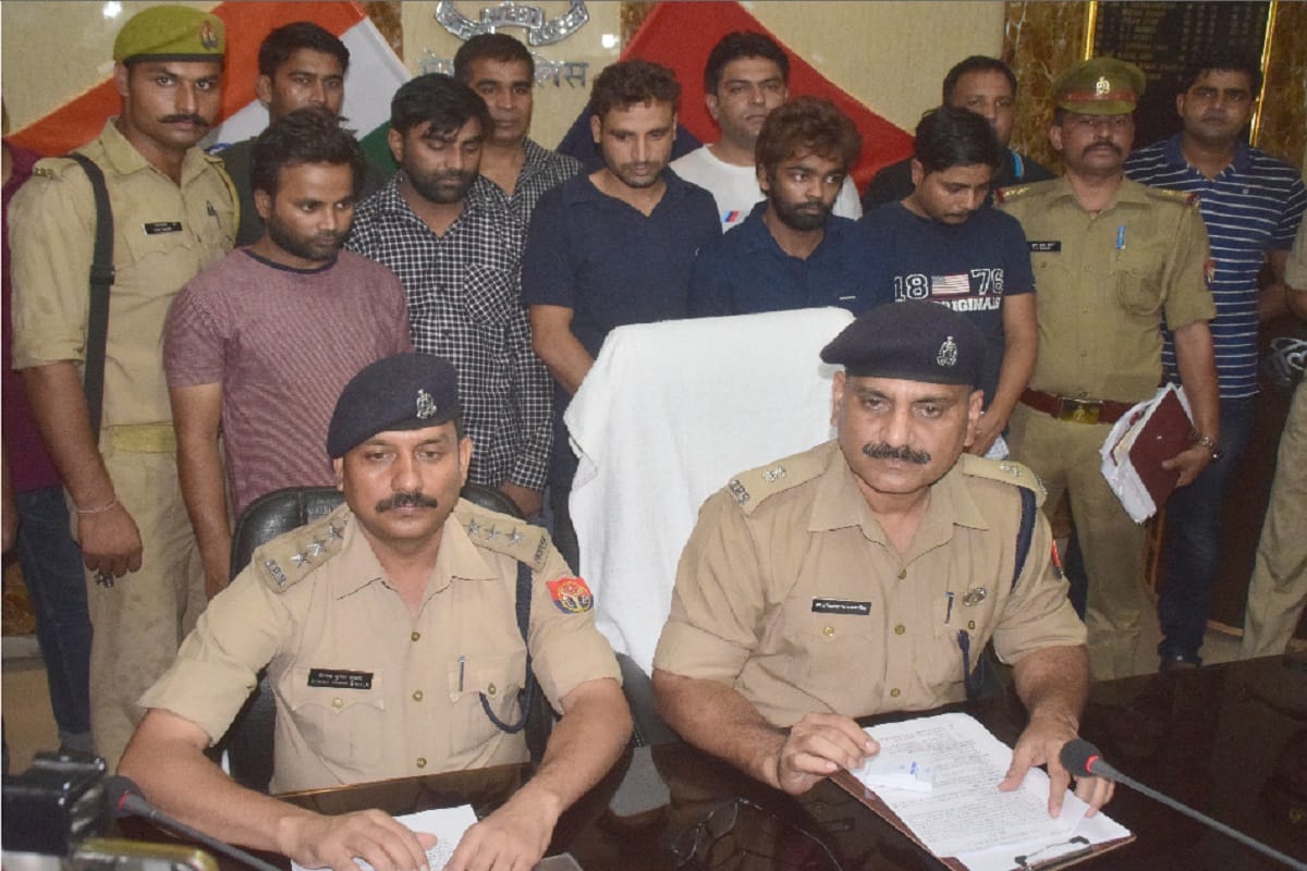 Meerut police busted a gang and five crooks arrested