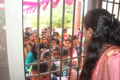 छात्राओं को जानकारी देती महिला शिक्षक