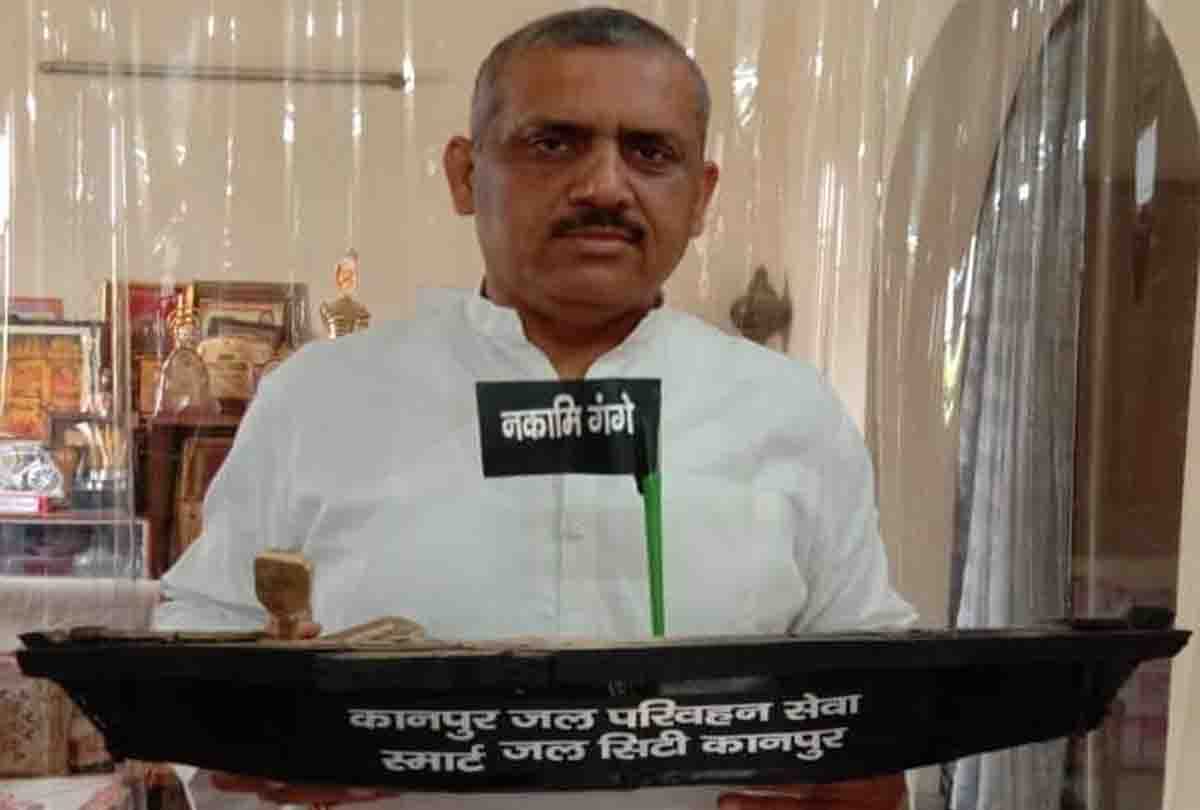 samajwadi party mla gives boat to Municipal Commissioner of kanpur