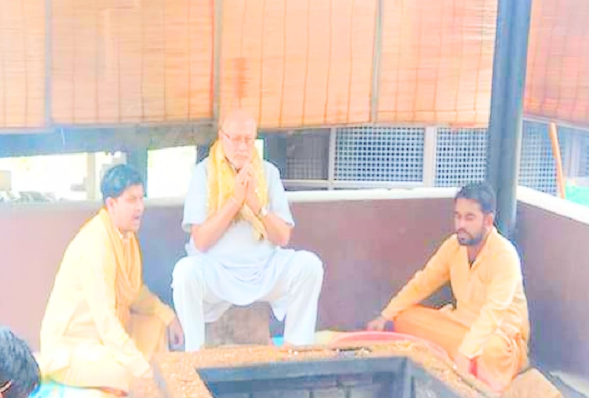 PM elder brother Prahlad Modi Offer prayers in Baglamukhi temple kangra