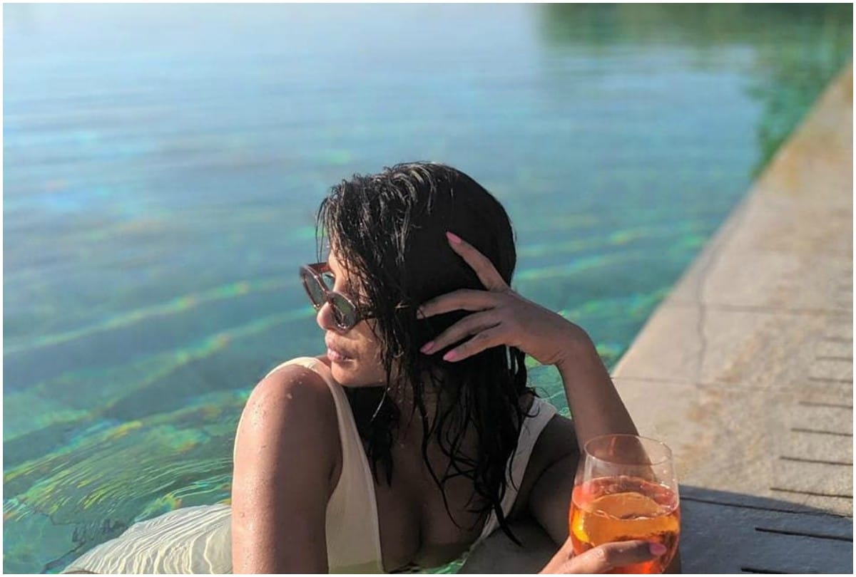Nick Jonas Trolls Trollers That Priyanka Chopra Knows His Age With A Hilarious Meme Reply