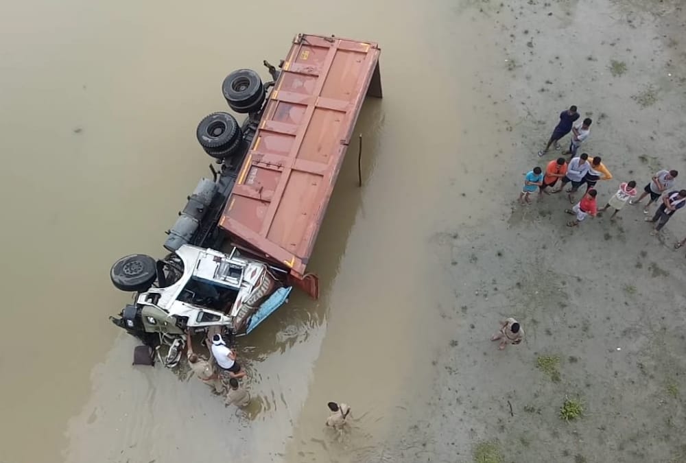 A DCM falls down in a river in Raebareli.
