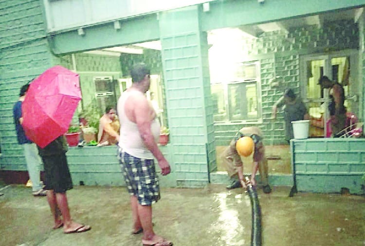 बारिश से घरों में घुसा पानी, सड़कें बनीं तालाब