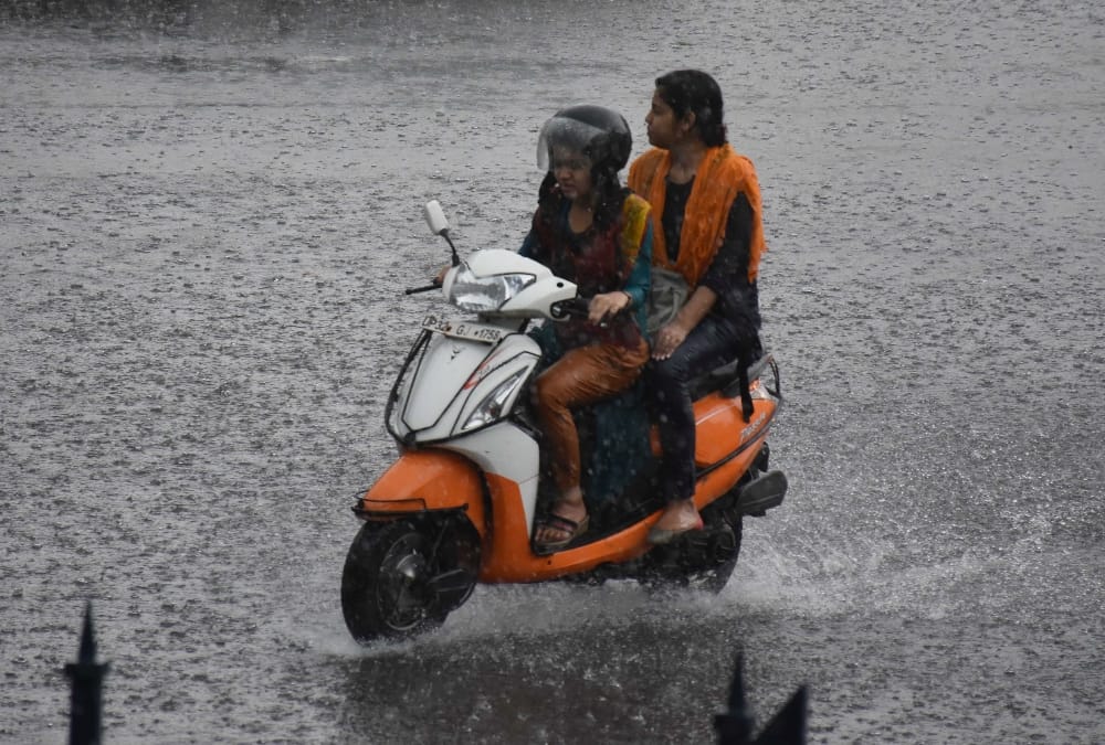 rain continues in lucknow and nearby areas in Uttar Pradesh.
