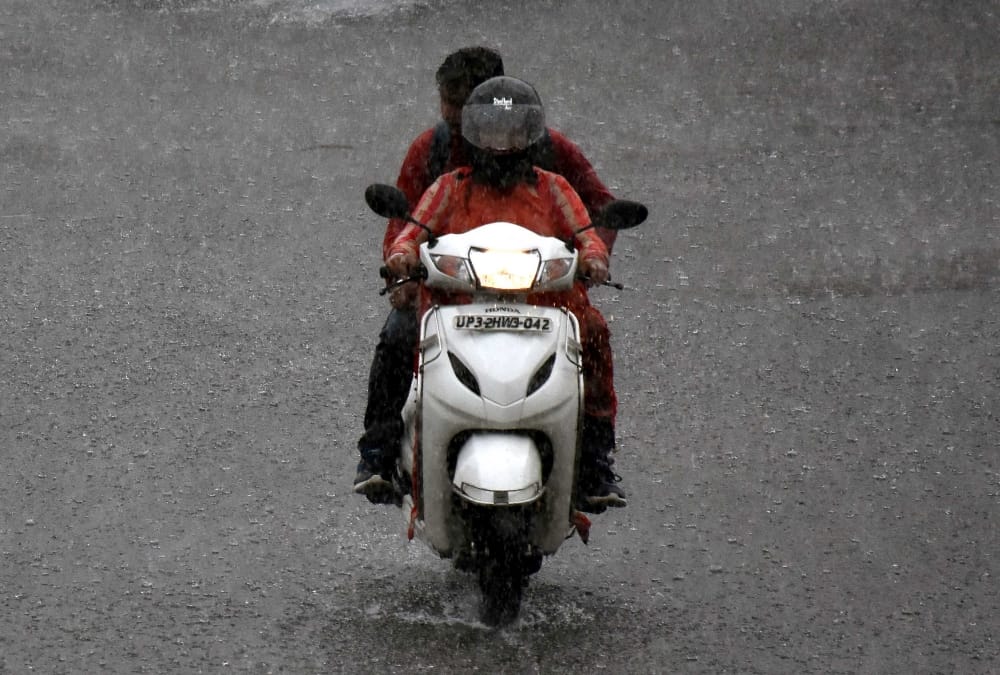 rain continues in lucknow and nearby areas in Uttar Pradesh.