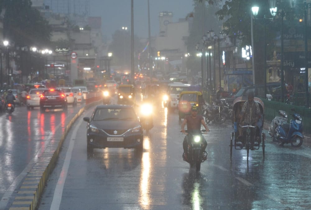 rain continues in lucknow and nearby areas in Uttar Pradesh.