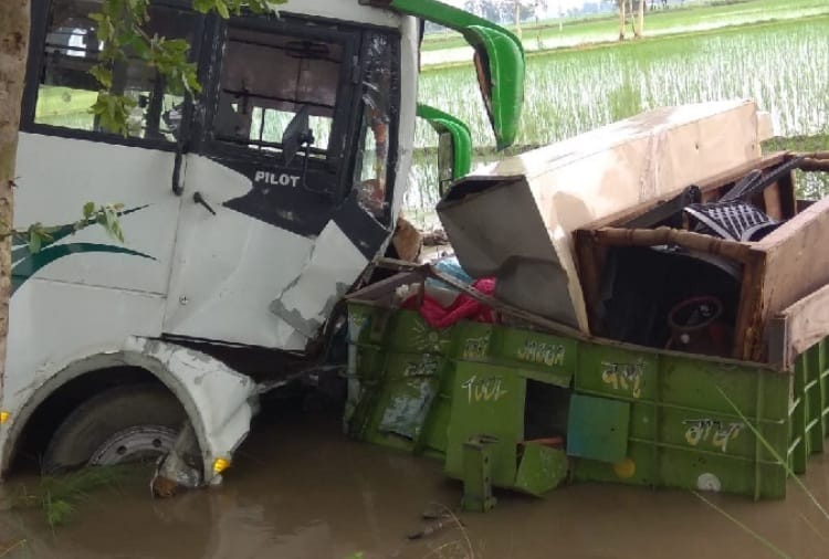 kartarpur corridor working labour bus hits trolly, driver dies