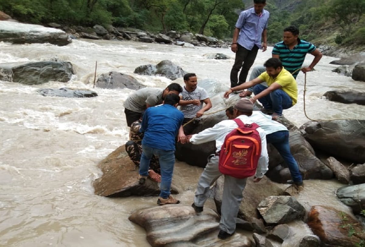 Sashastra Seema Bal vehicle dropped in Pinder River karnaprayag, uttrakhand, Dy. commandant missing