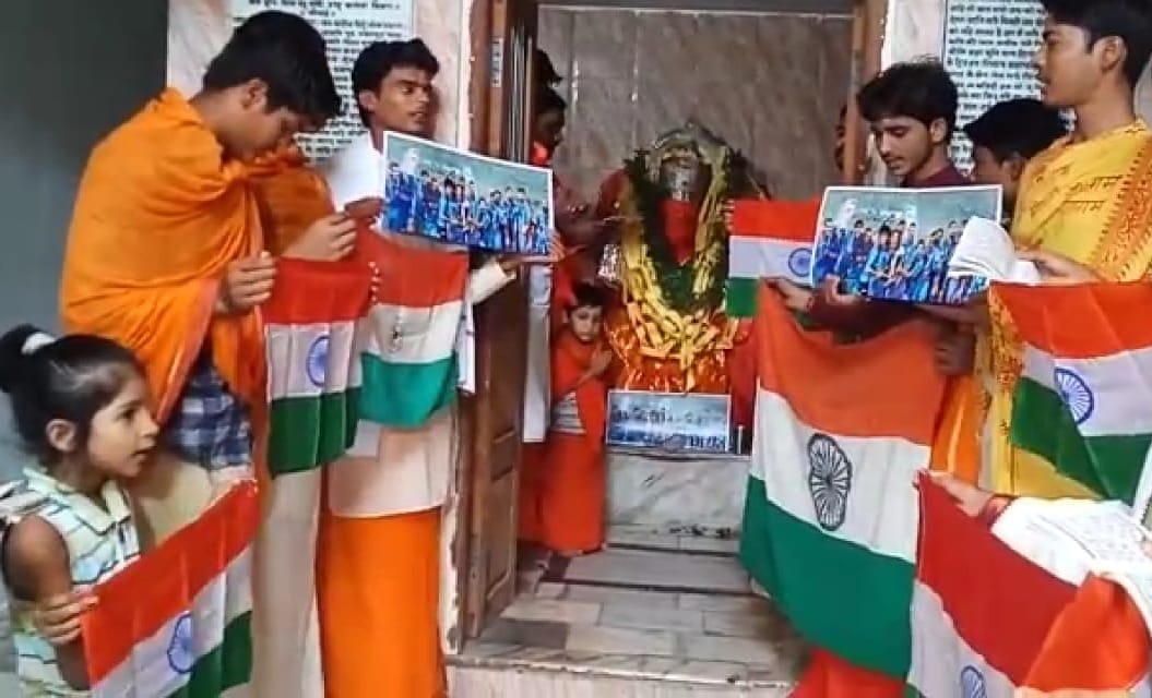 World cup semifinal people offer prayers for team india in varanasi
