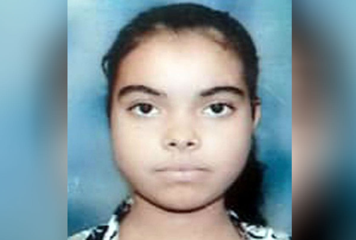 tree fall Down on 17 Year old Girl died family in deep sorrow