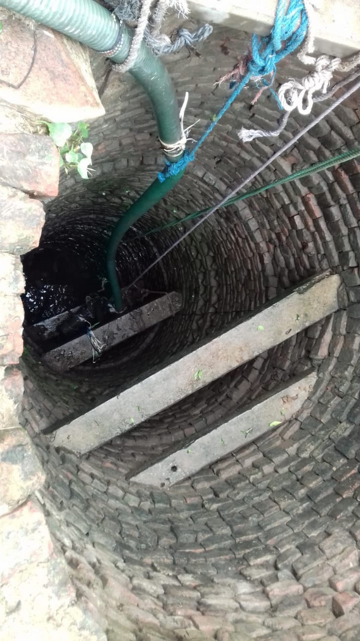 son died father bad condition due to poisonous gas in well sonbhadra