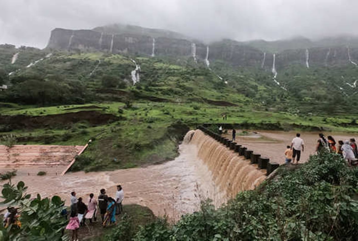 Heavy rain in Nashik, 22 waterfalls started flowing together in Trimbakeshwar