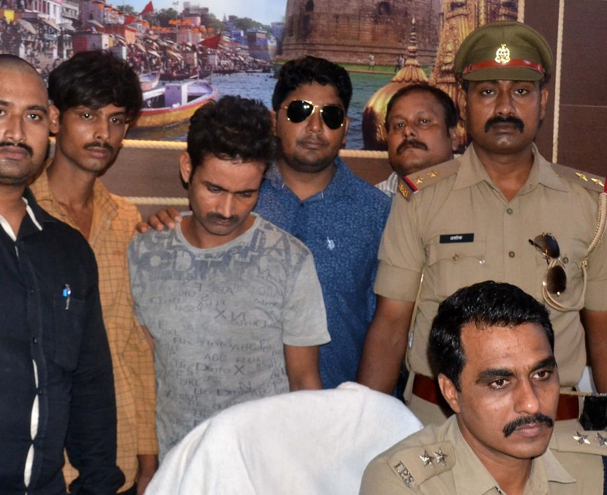 Three friends became thieves to fulfill hobby of girlfriends police arrested in varanasi