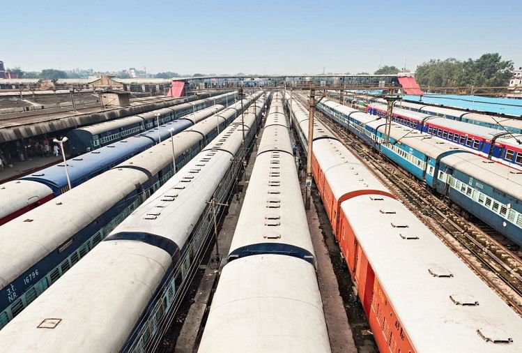 यात्रीगण ध्यान दें:गोरखपुर-बढ़नी रूट पर अब इलेक्ट्रिक इंजन से चलेंगी ट्रेनें, हमसफर एक्सप्रेस को किया रवाना – Trains Will Now Run On Gorakhpur-barhni Route With Electric Engine