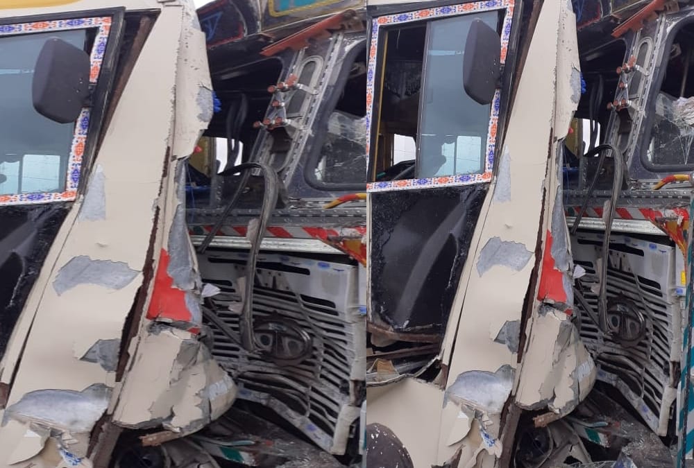A bus clashed with a truck in Bahraich.