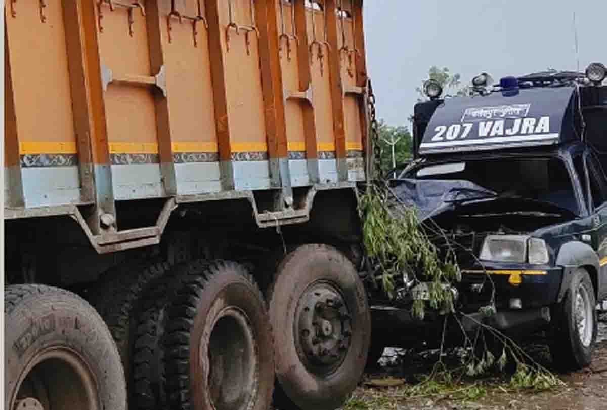 accident in fatehpur seven police constable and two prisoners injured