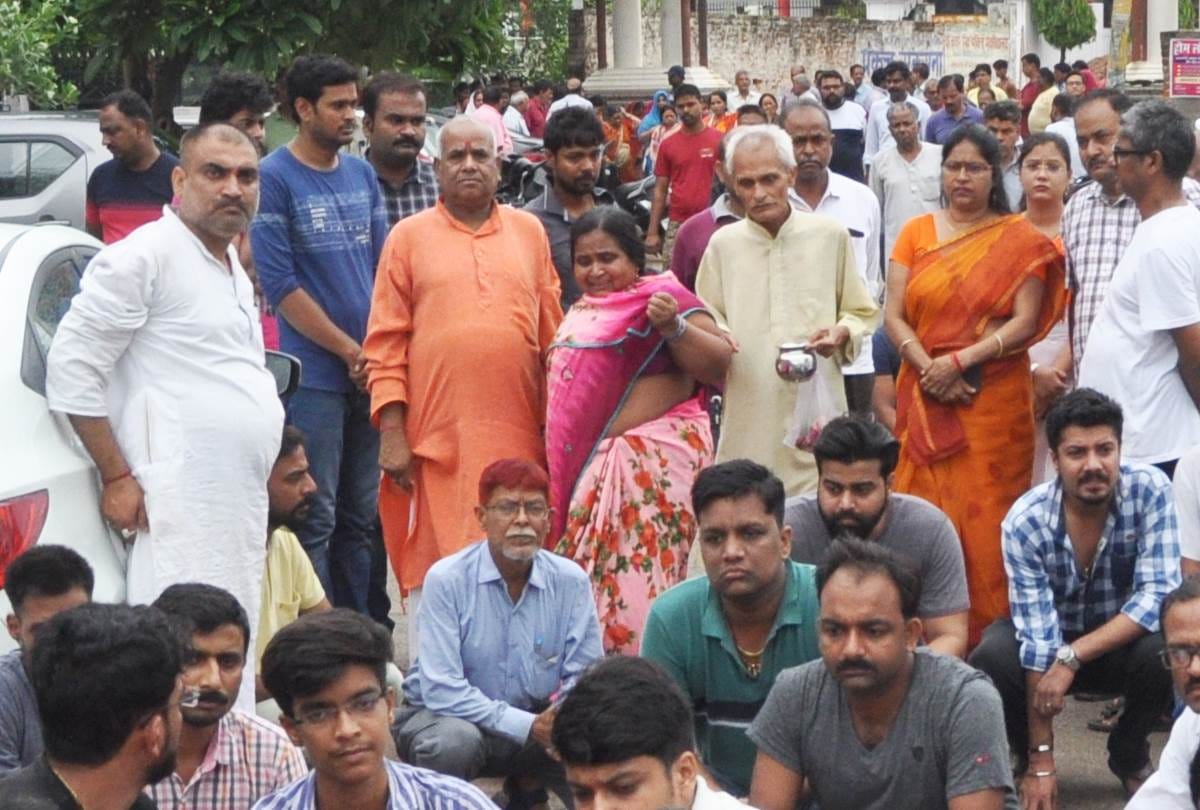 cremation of lucknow's people who died in agra bus accident