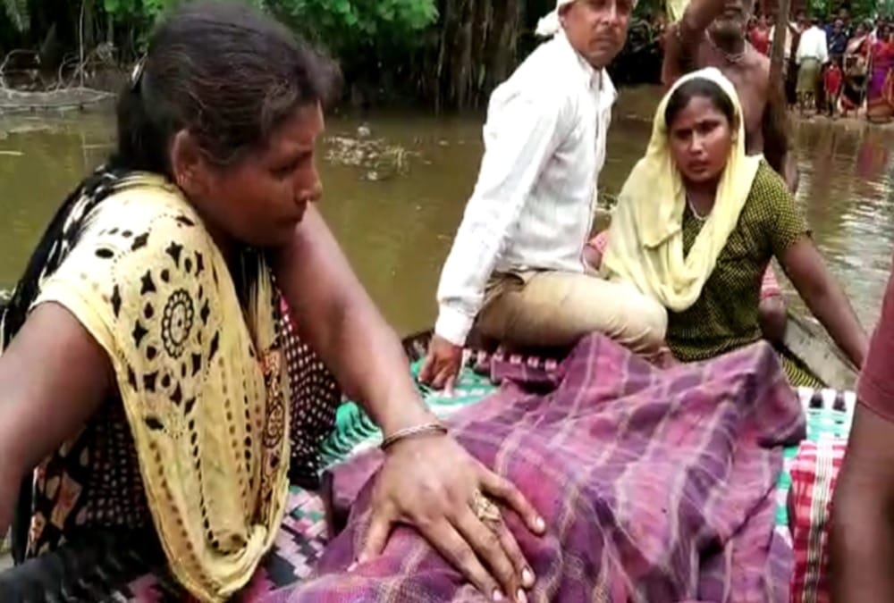 Villagers Carry pregnant women in Boat For admit in hospital after waterlogged