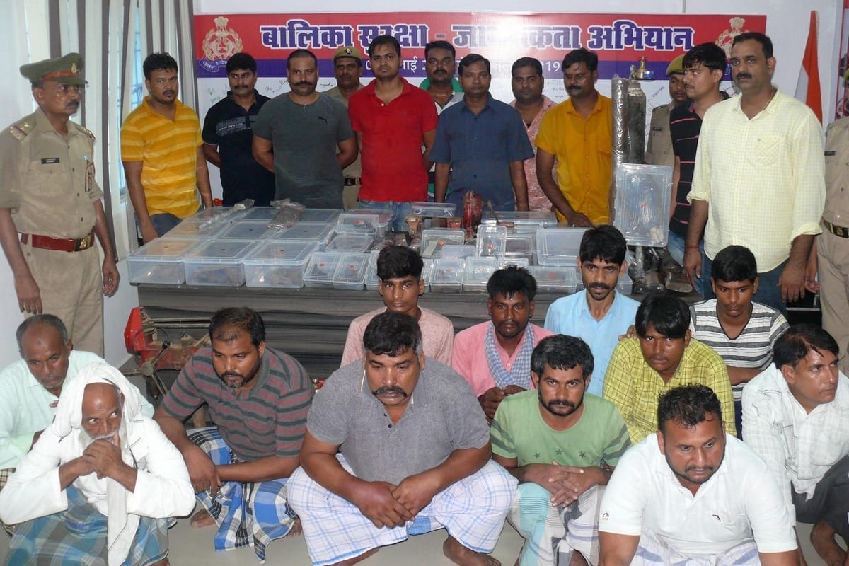 police raid pistol manufacturing factory arrested 12 person in azamgarh