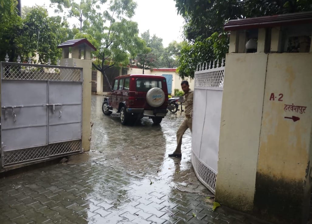 Mining scam : CBI team rail on CDO residence seize 10 lakh rupees in azamgarh